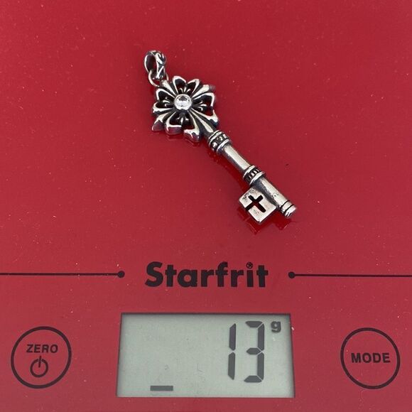 Solid 925 Sterling Silver Large Fleur De Lys Skeleton Key Cubic Zirconia Centre - Picture 9 of 9